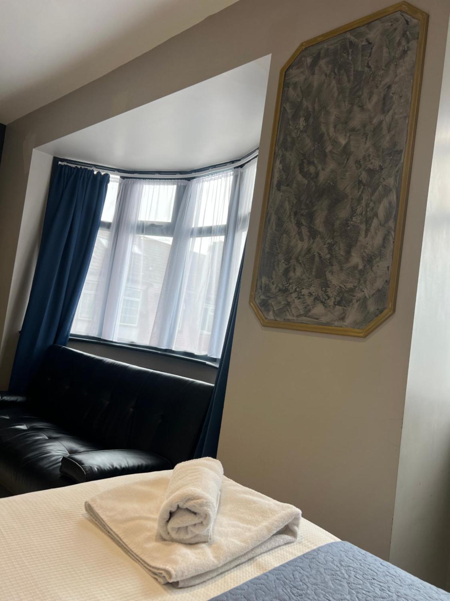 Paragraph Edmonton Palmers Green Esterno foto